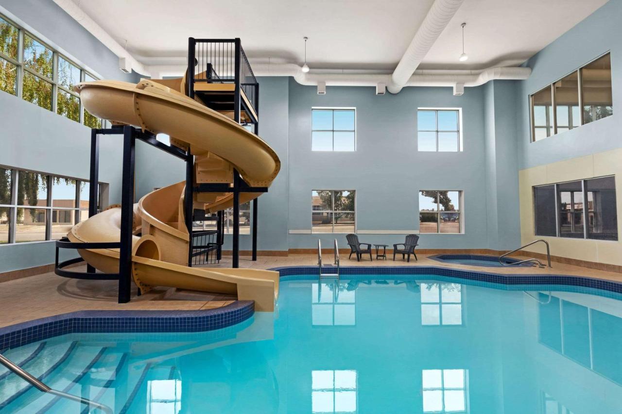 Hotel Wingate By Wyndham Lethbridge Esterno foto