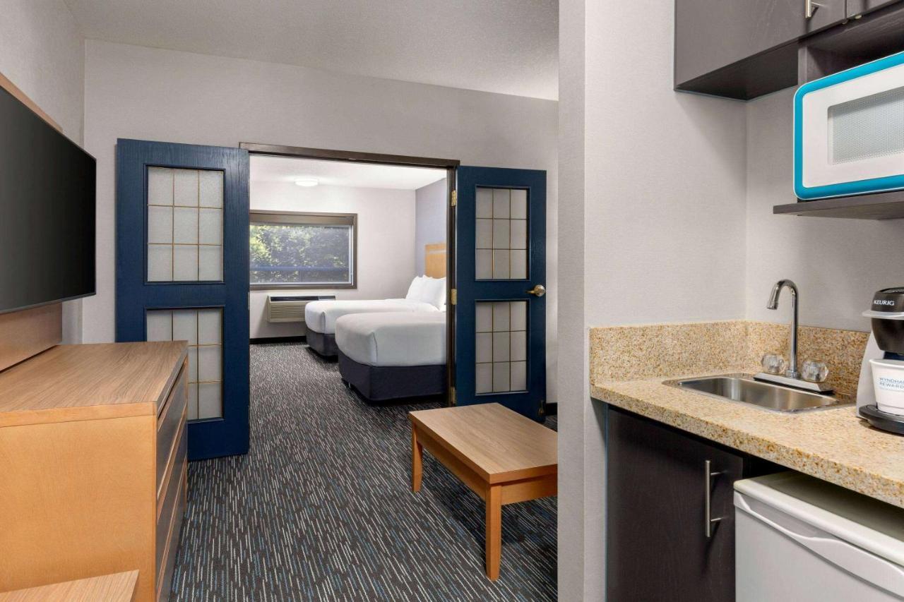 Hotel Wingate By Wyndham Lethbridge Esterno foto