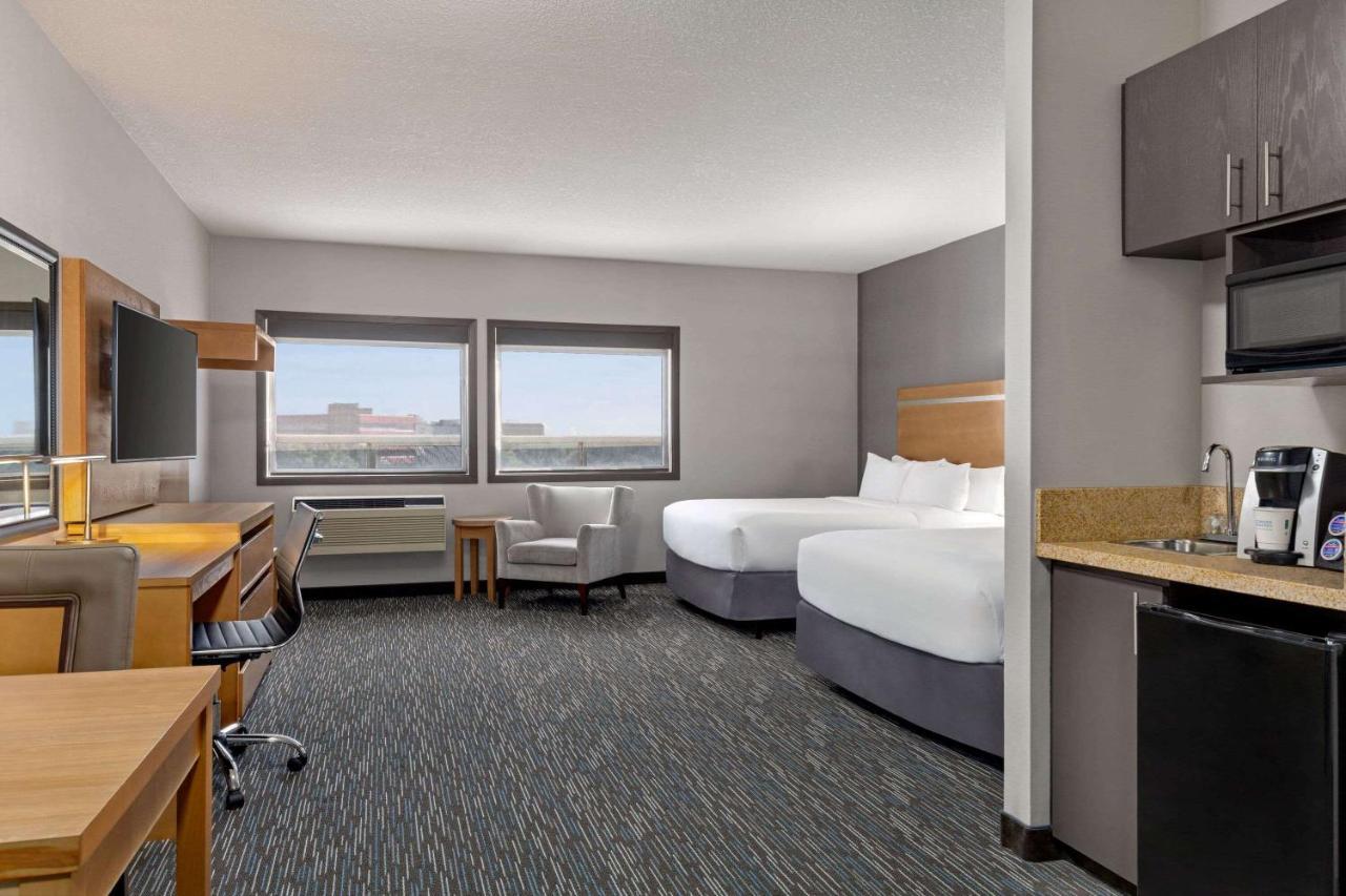 Hotel Wingate By Wyndham Lethbridge Esterno foto
