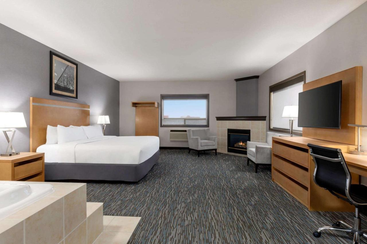 Hotel Wingate By Wyndham Lethbridge Esterno foto
