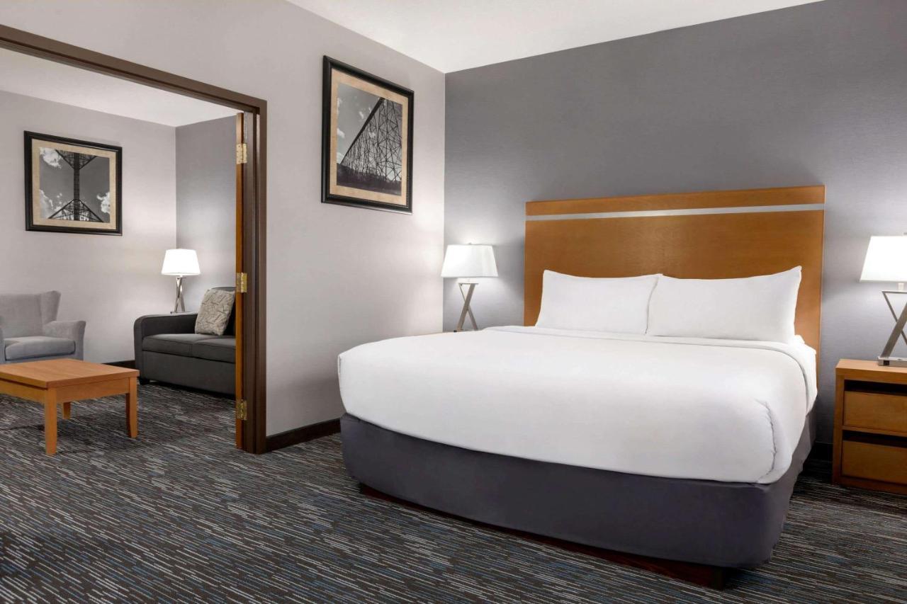 Hotel Wingate By Wyndham Lethbridge Esterno foto