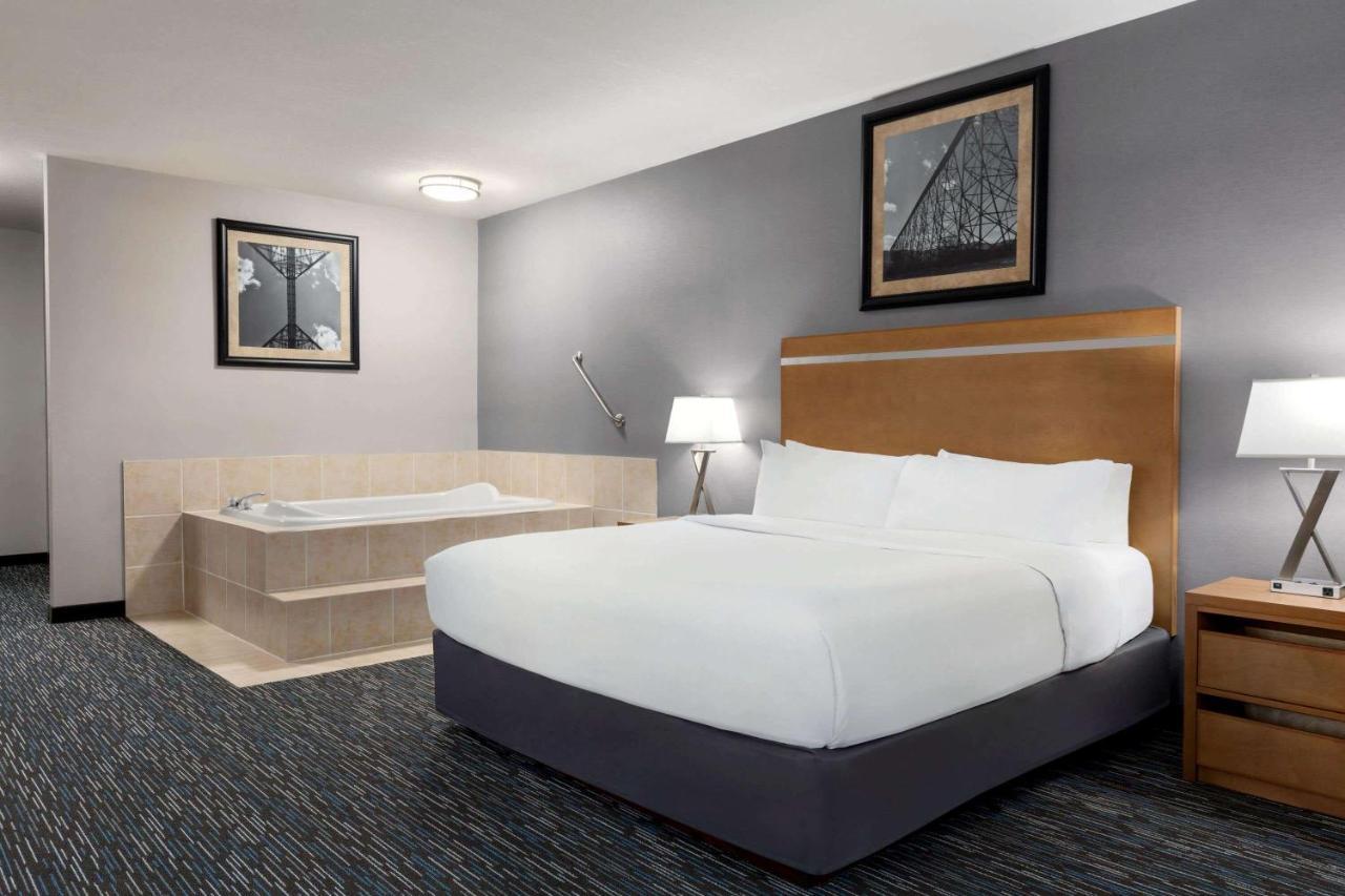 Hotel Wingate By Wyndham Lethbridge Esterno foto