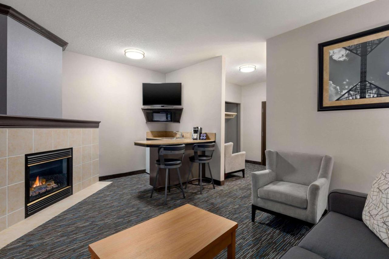 Hotel Wingate By Wyndham Lethbridge Esterno foto