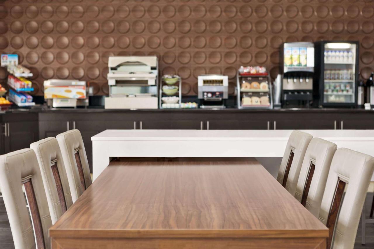 Hotel Wingate By Wyndham Lethbridge Esterno foto