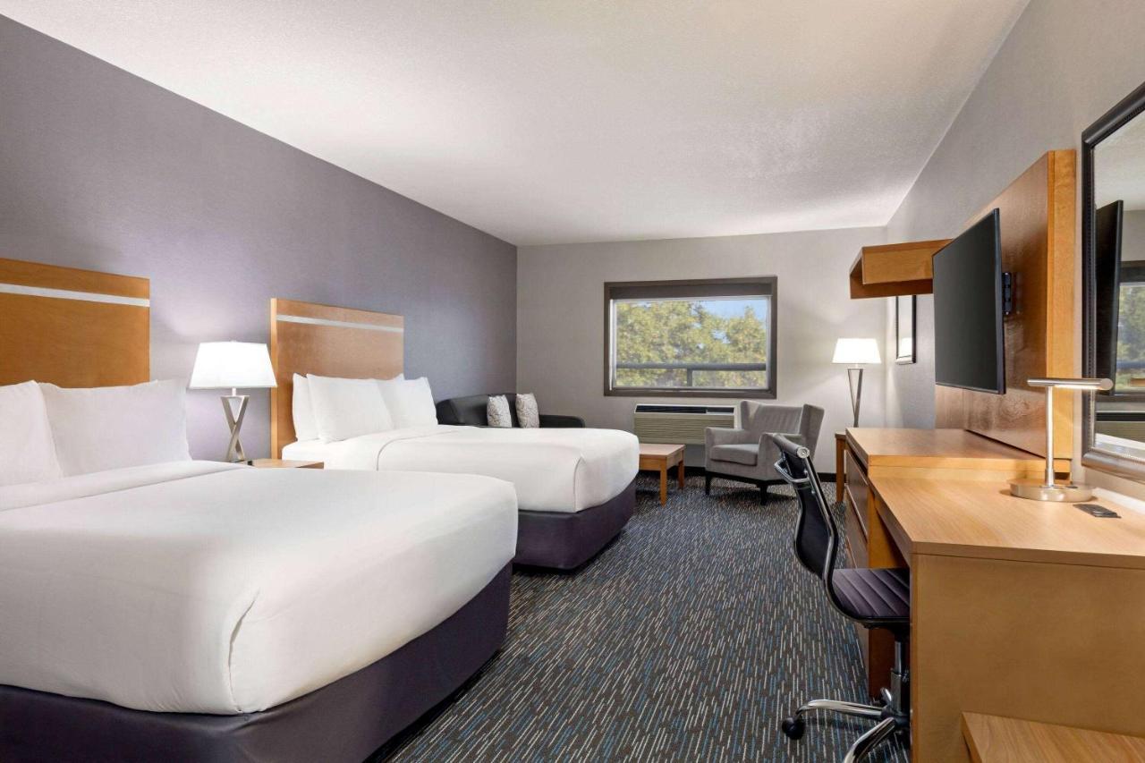 Hotel Wingate By Wyndham Lethbridge Esterno foto