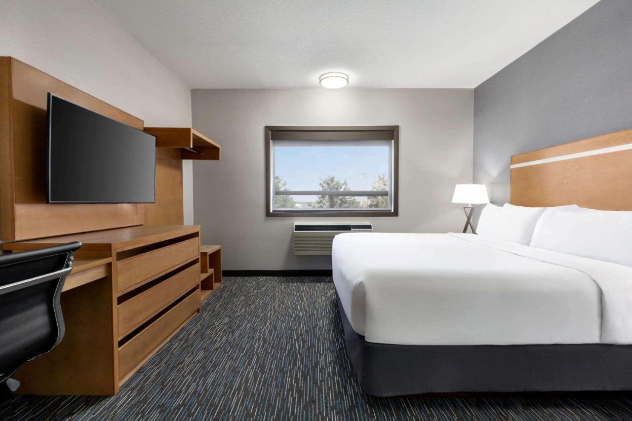 Hotel Wingate By Wyndham Lethbridge Esterno foto