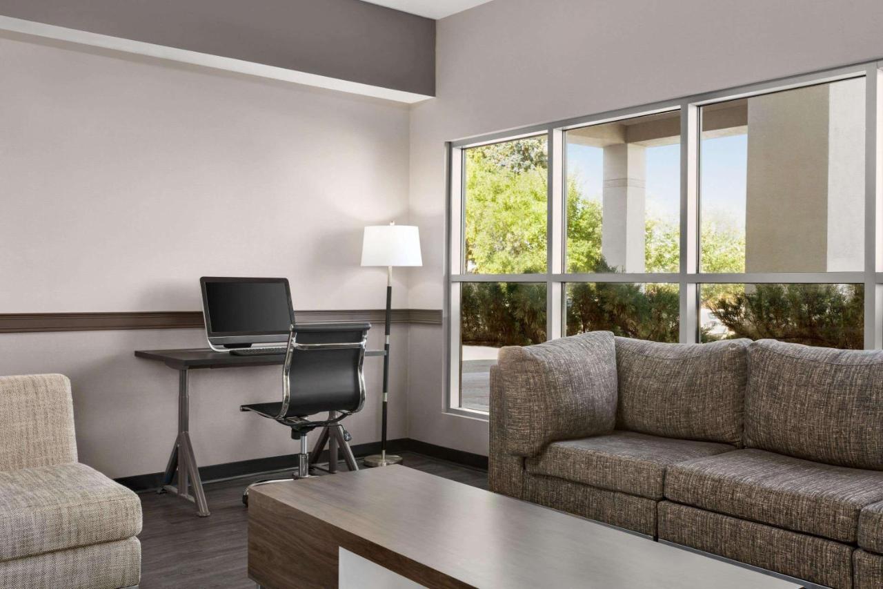 Hotel Wingate By Wyndham Lethbridge Esterno foto