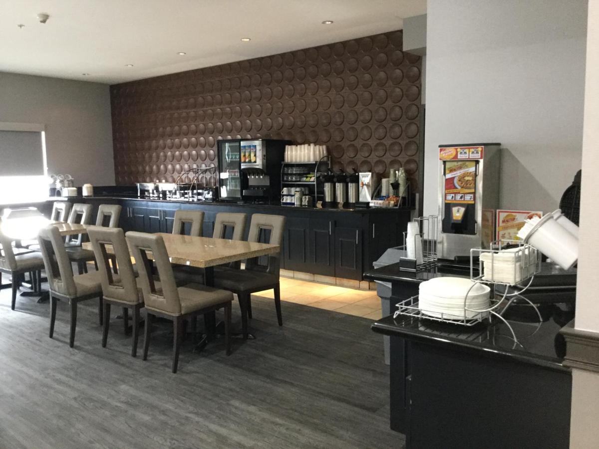 Hotel Wingate By Wyndham Lethbridge Esterno foto