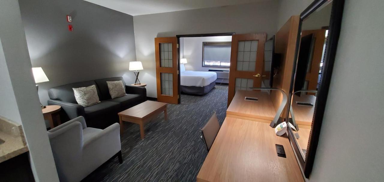 Hotel Wingate By Wyndham Lethbridge Esterno foto