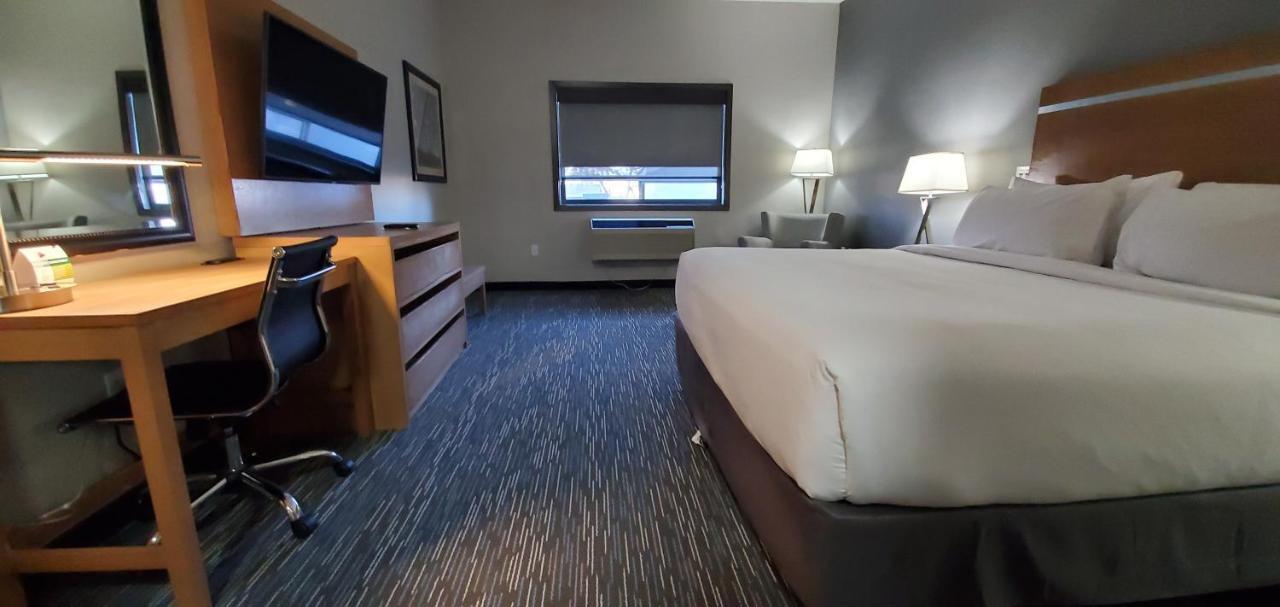 Hotel Wingate By Wyndham Lethbridge Esterno foto