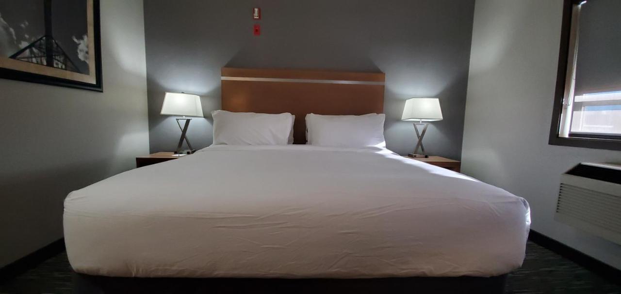 Hotel Wingate By Wyndham Lethbridge Esterno foto