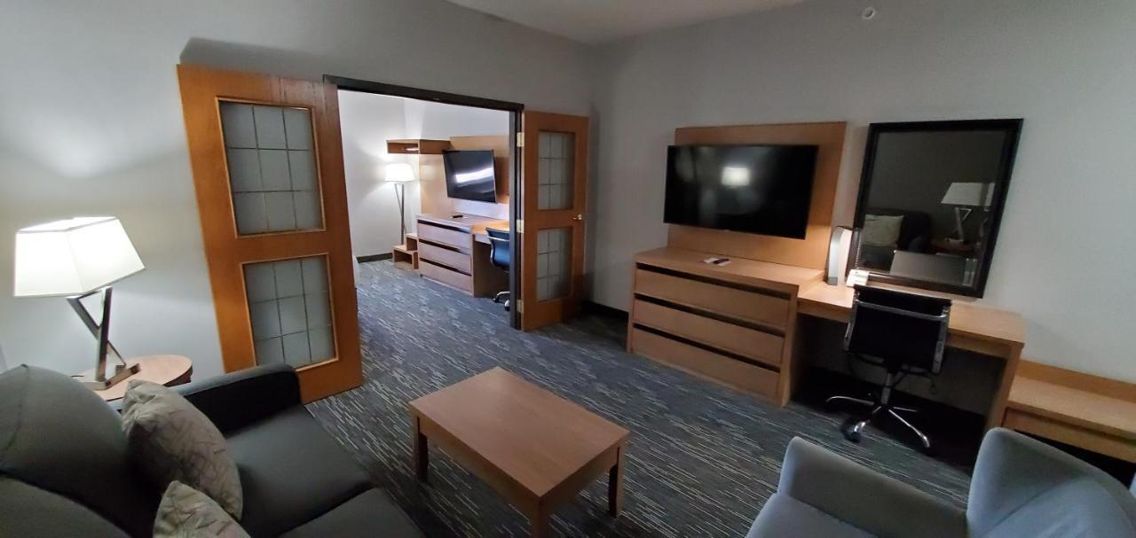 Hotel Wingate By Wyndham Lethbridge Esterno foto