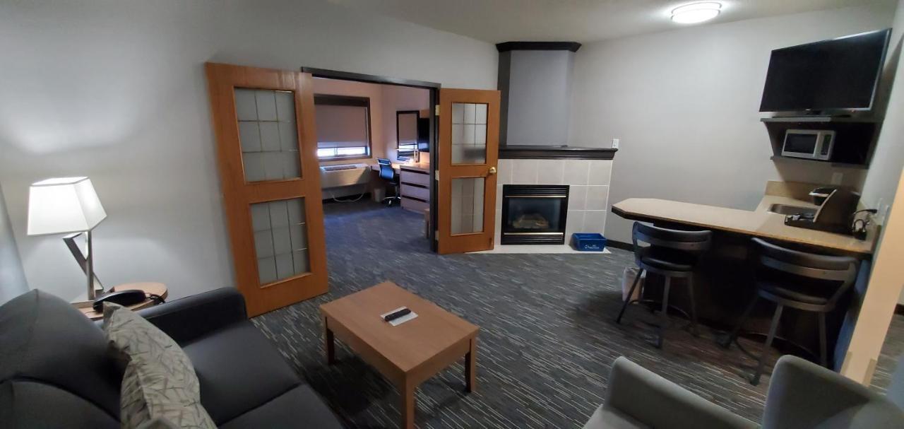 Hotel Wingate By Wyndham Lethbridge Esterno foto
