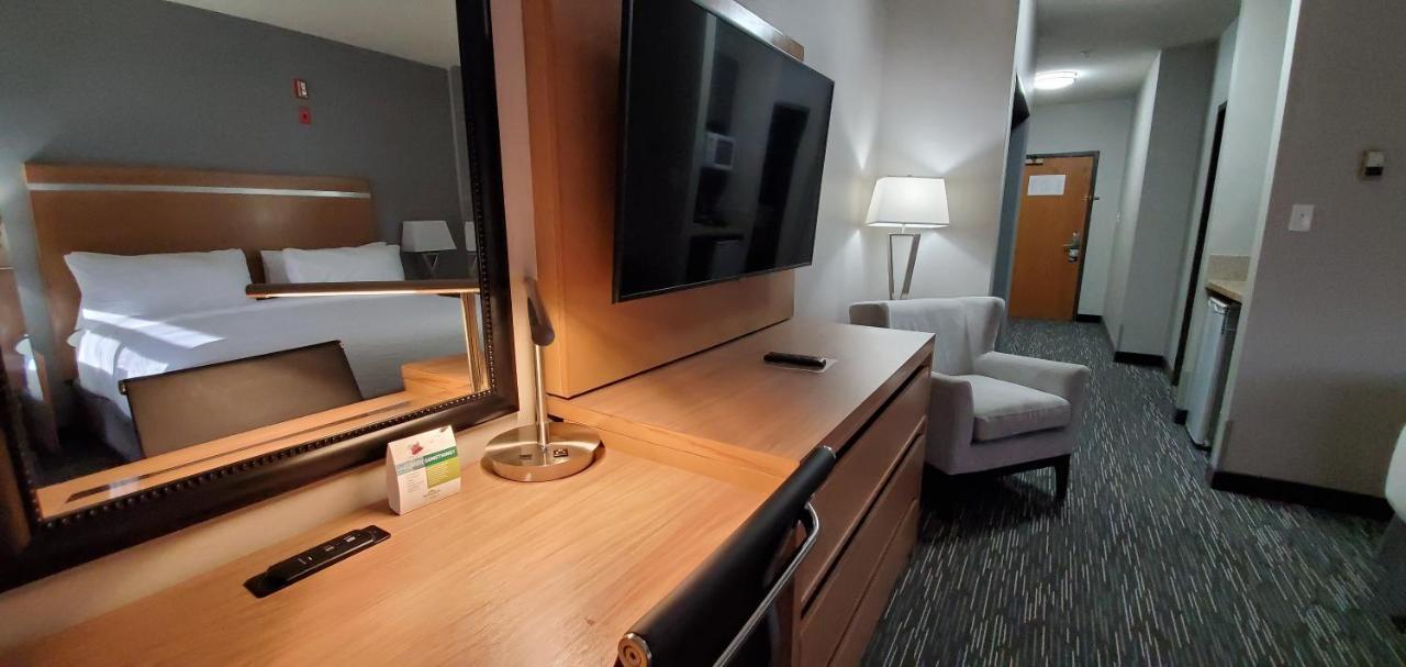 Hotel Wingate By Wyndham Lethbridge Esterno foto