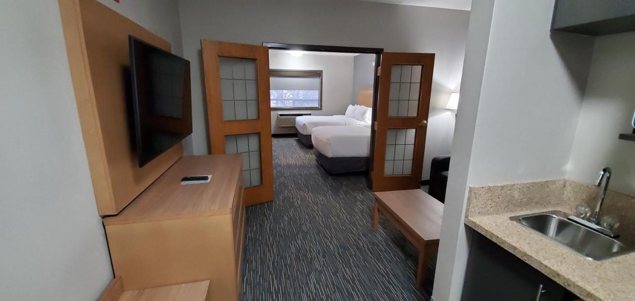 Hotel Wingate By Wyndham Lethbridge Esterno foto