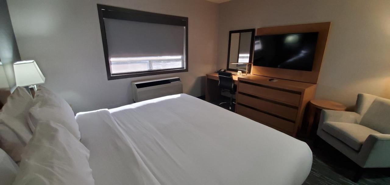 Hotel Wingate By Wyndham Lethbridge Esterno foto