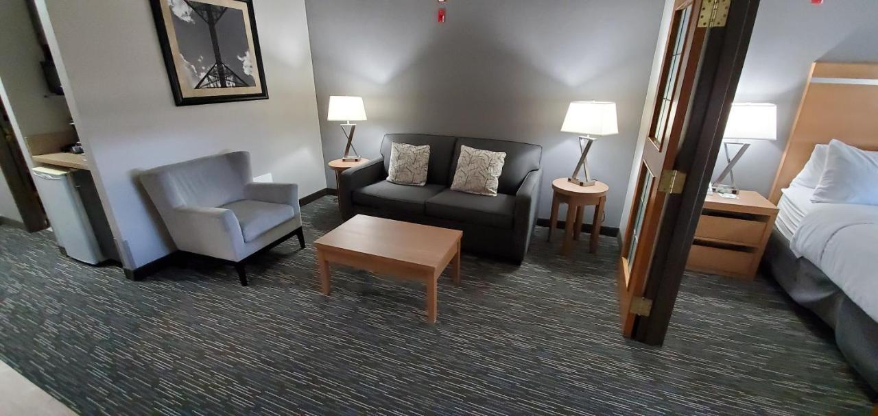 Hotel Wingate By Wyndham Lethbridge Esterno foto