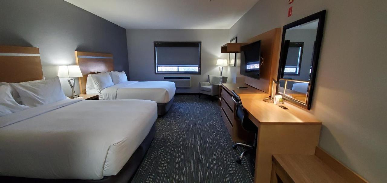 Hotel Wingate By Wyndham Lethbridge Esterno foto