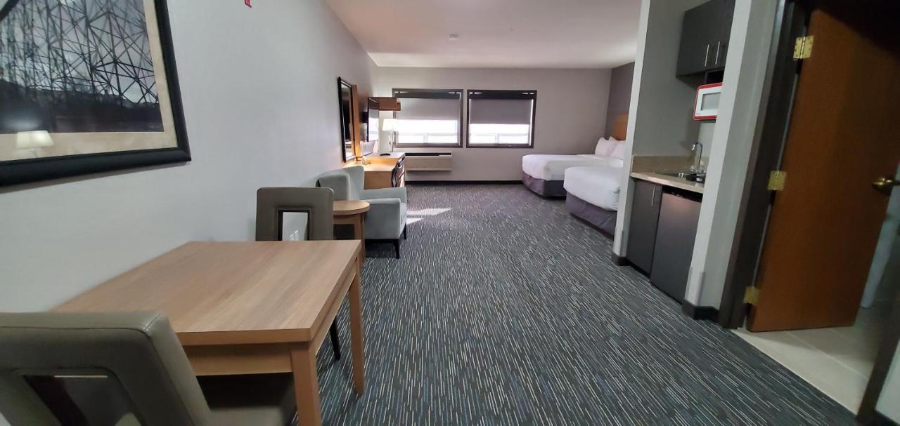 Hotel Wingate By Wyndham Lethbridge Esterno foto