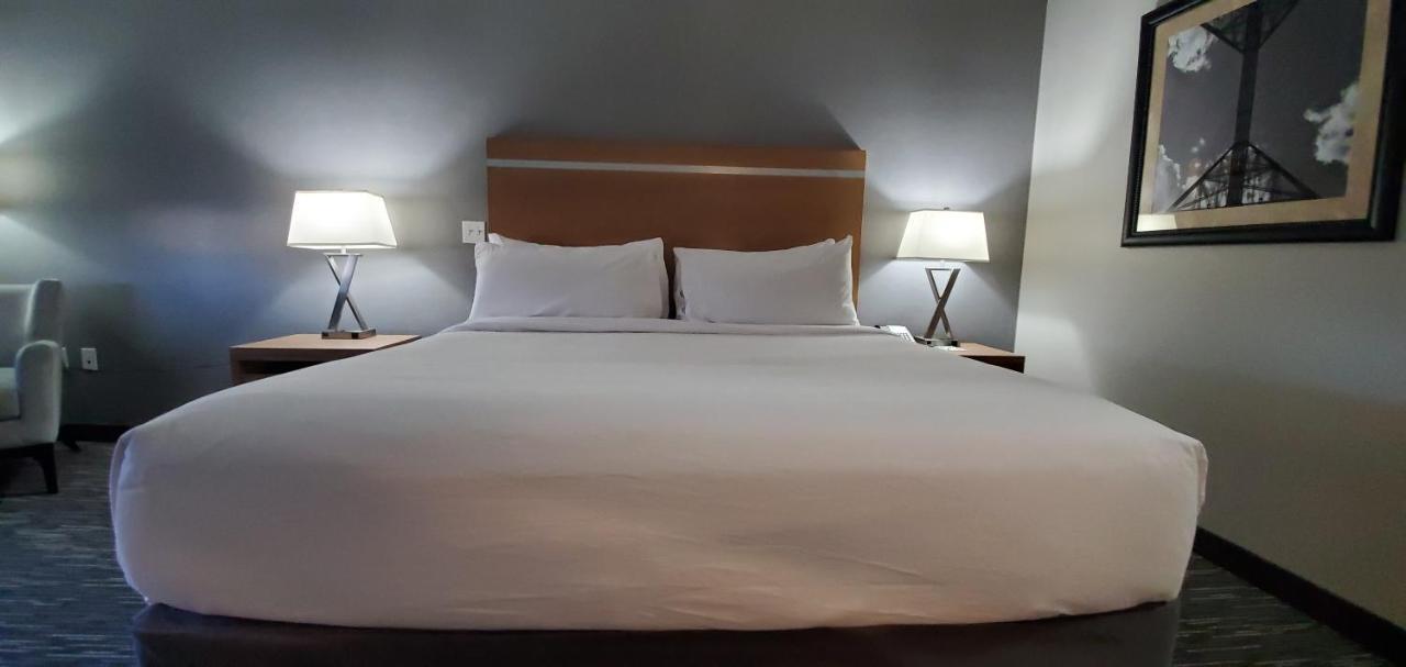 Hotel Wingate By Wyndham Lethbridge Esterno foto