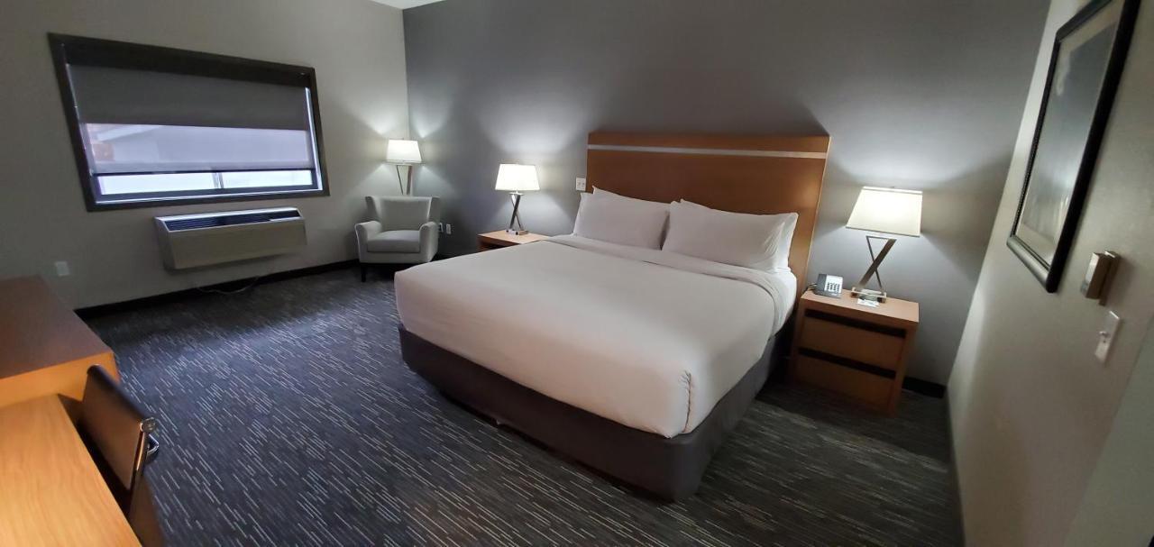 Hotel Wingate By Wyndham Lethbridge Esterno foto