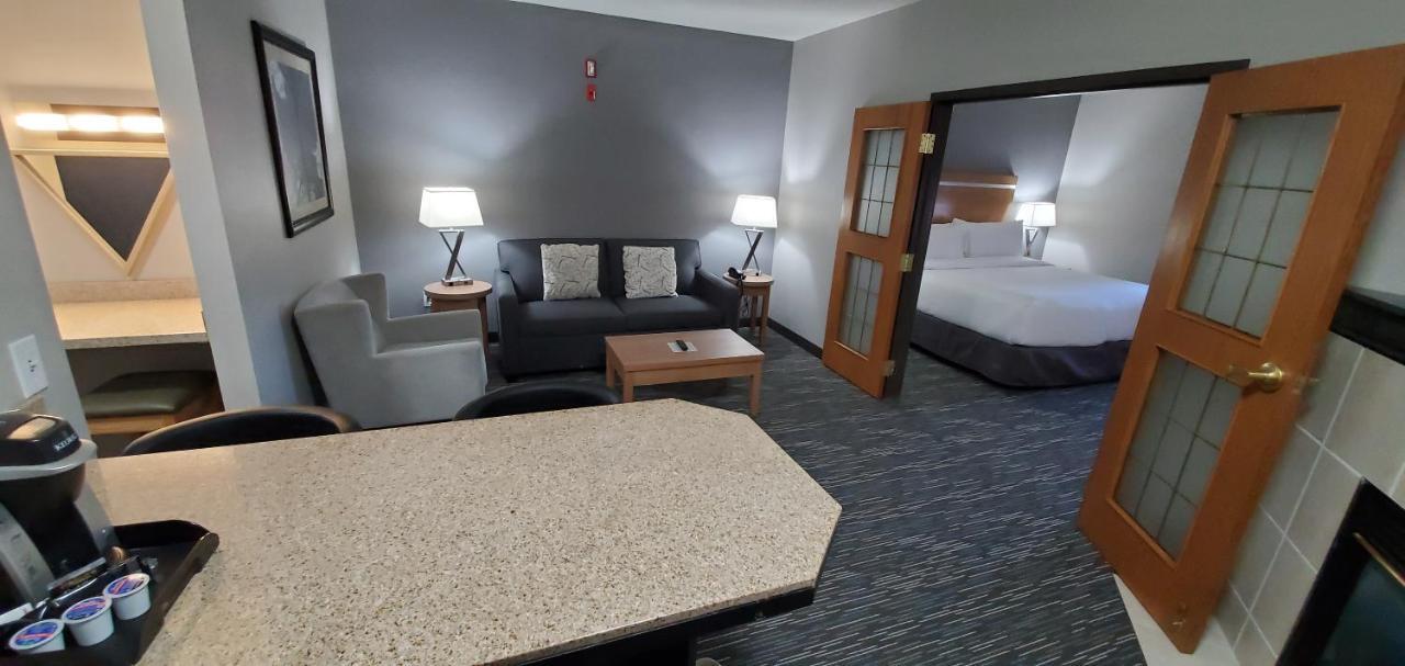 Hotel Wingate By Wyndham Lethbridge Esterno foto