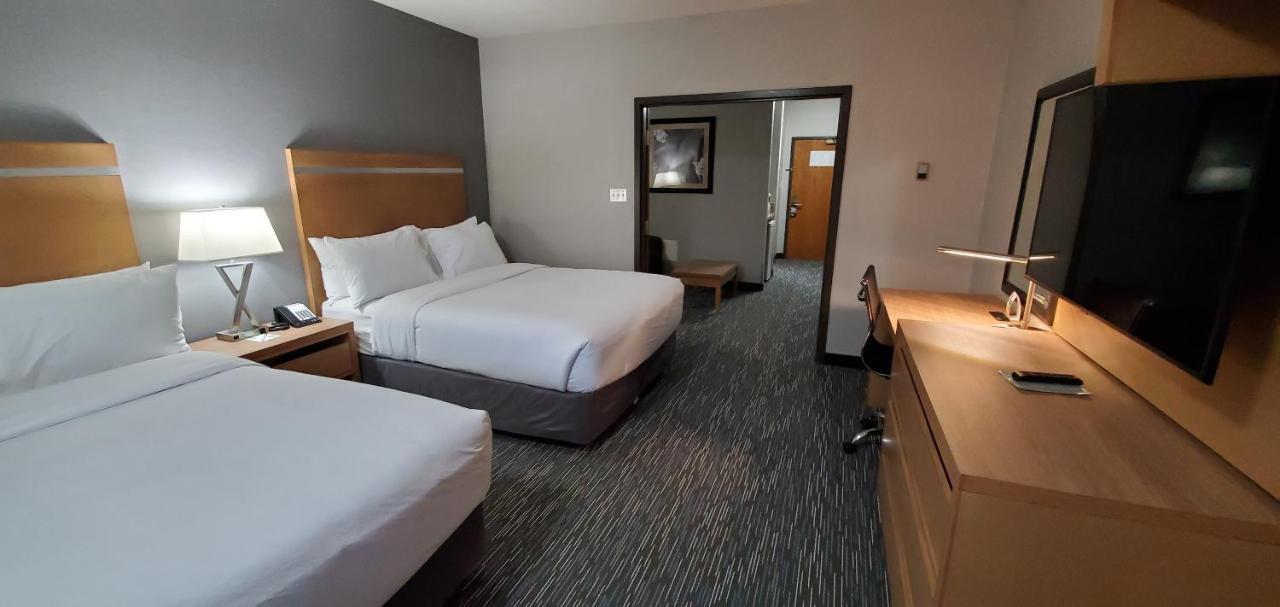 Hotel Wingate By Wyndham Lethbridge Esterno foto